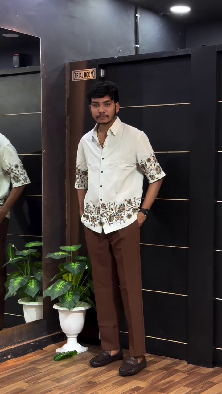 Men Relaxed Floral Printed Casual Shirt - Image 4