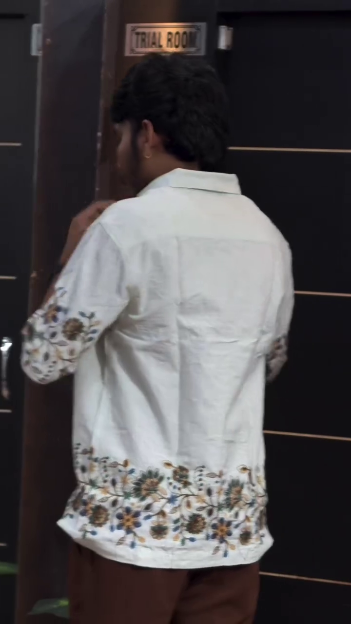 Men Relaxed Floral Printed Casual Shirt - Image 3