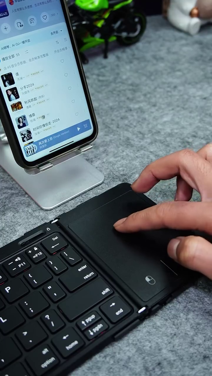 Full Size Foldable Wireless Keyboard With Trackpad, Rechargeable Battery Bluetooth Travel Multi-Device Connection, Portable for Windows/iOS/Android/Mac, Lock Into a Regular - Image 4