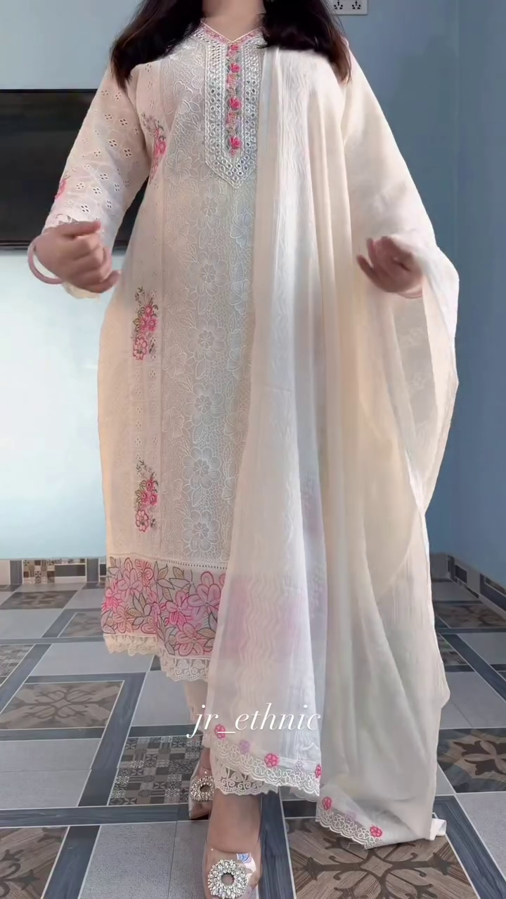 Off White Scoop Neck Floral Embroidered Straight Kurta With Trouser And Dupatta - Image 9