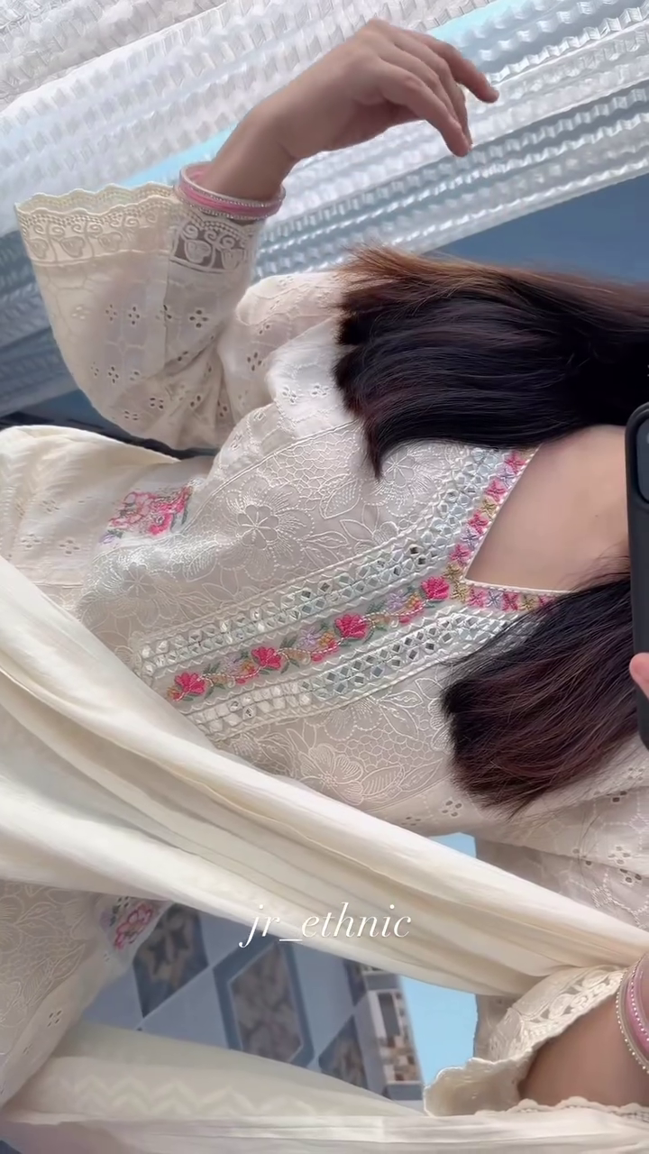 Off White Scoop Neck Floral Embroidered Straight Kurta With Trouser And Dupatta - Image 8