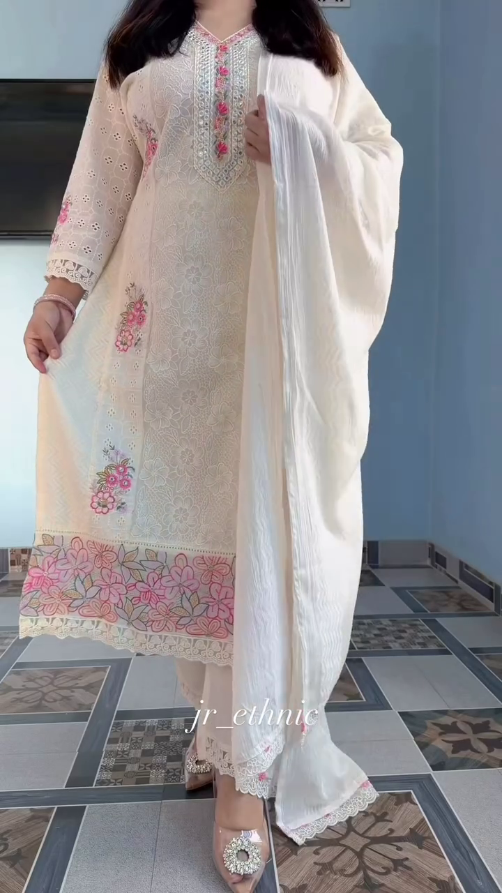 Off White Scoop Neck Floral Embroidered Straight Kurta With Trouser And Dupatta - Image 7