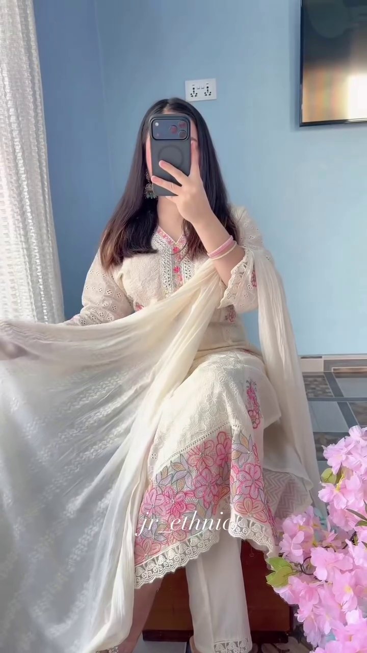 Off White Scoop Neck Floral Embroidered Straight Kurta With Trouser And Dupatta - Image 6