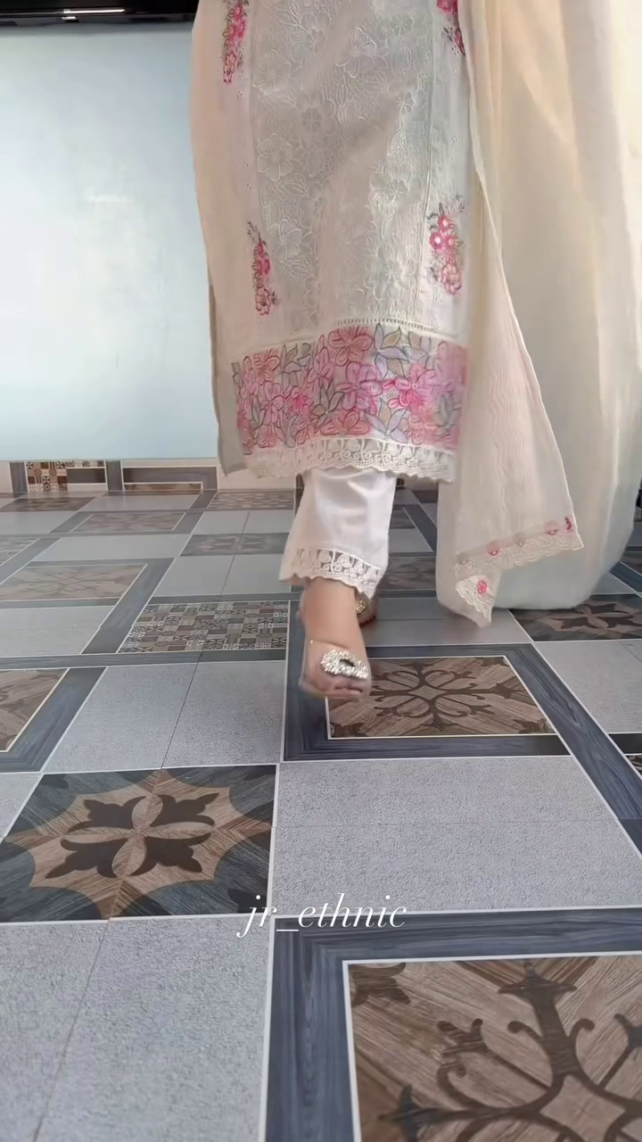 Off White Scoop Neck Floral Embroidered Straight Kurta With Trouser And Dupatta - Image 5