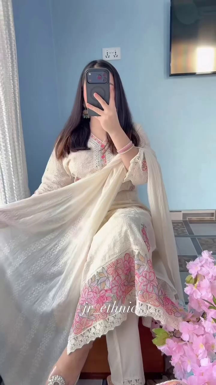 Off White Scoop Neck Floral Embroidered Straight Kurta With Trouser And Dupatta - Image 3