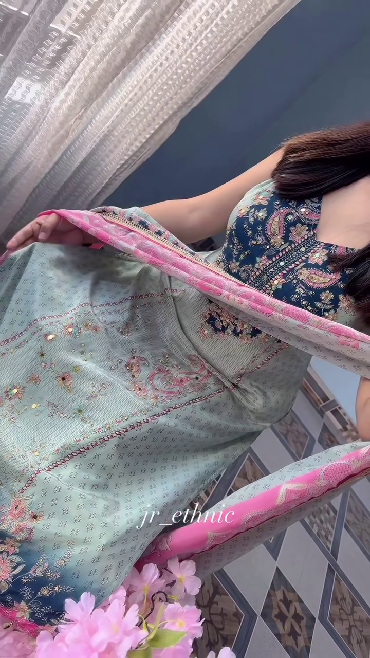 Women Cream Kurta Sets - Image 2