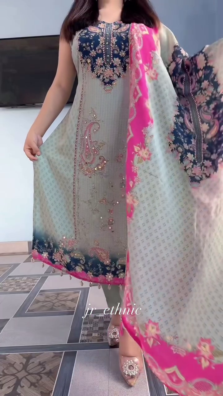 Women Cream Kurta Sets - Image 7