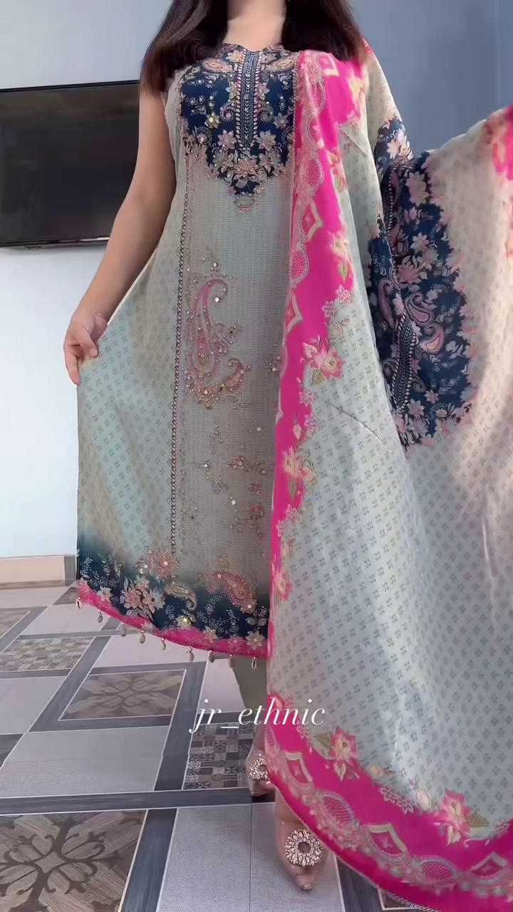 Women Cream Kurta Sets - Image 5